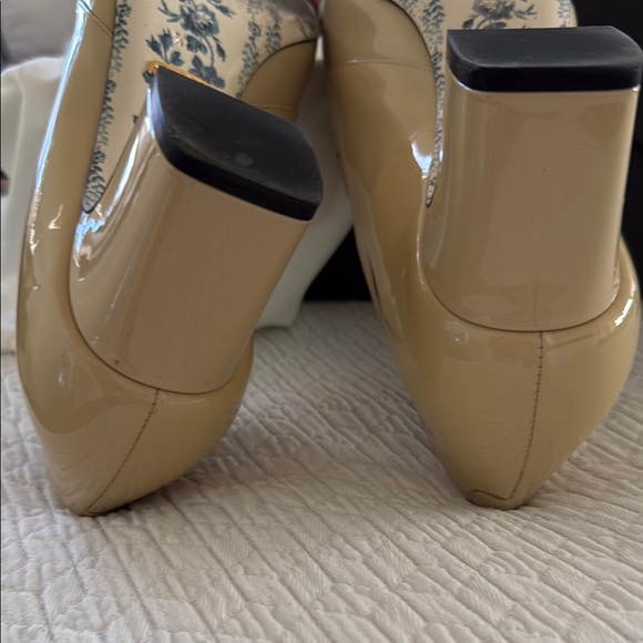 Gucci Cream and Gold Leather Loafers - Picture 5 of 5